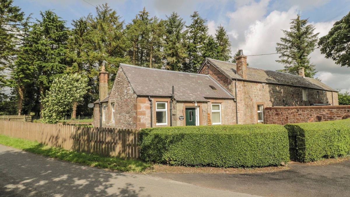 Lockerbie Cottage | WATERSIDE LODGE, pet friendly, country holiday cottage in Annan