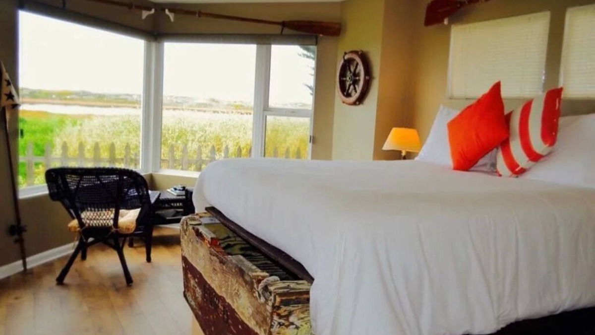 Moss Landing Apartment | WaterVeiw - 2-person Shower - Fireplace
