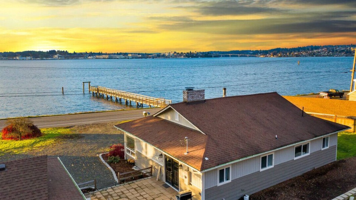 Retsil House | Waterviews, Gameroom, close to DT, & Ferries!