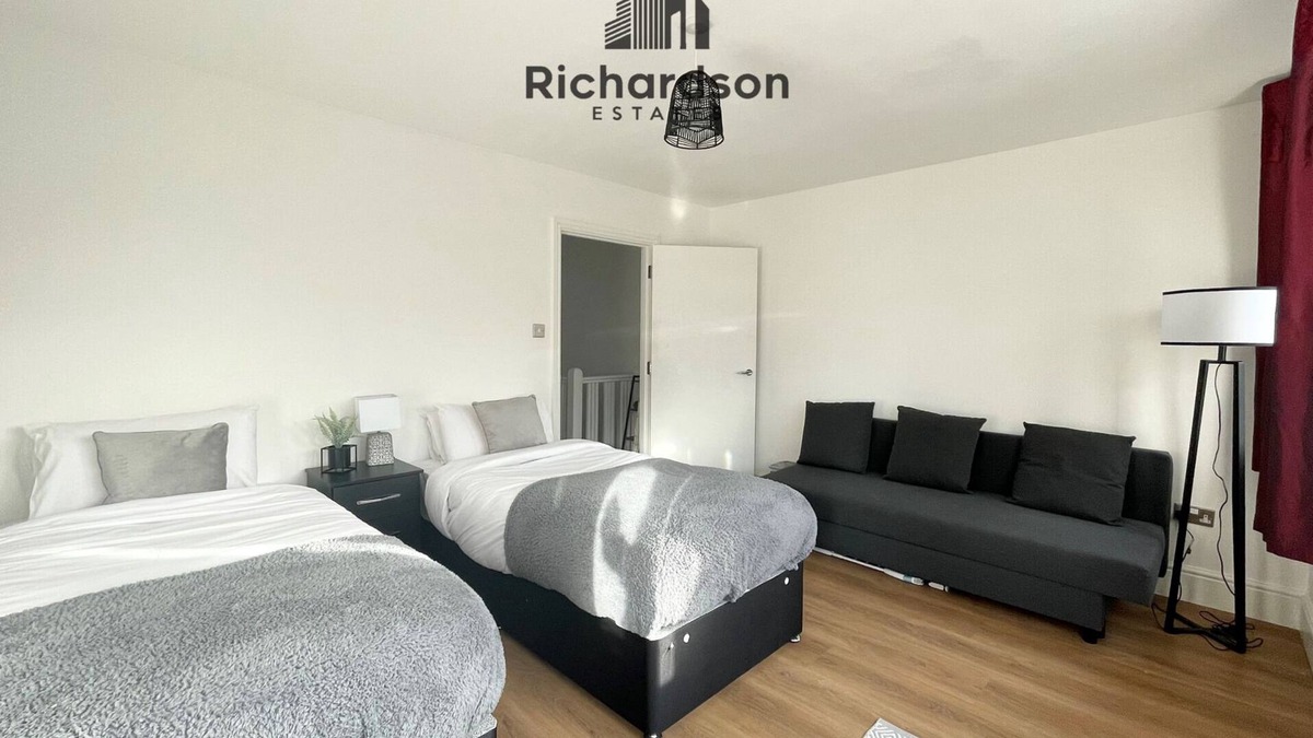Garston House | Watford Large 5BR Home | Contractors & Families