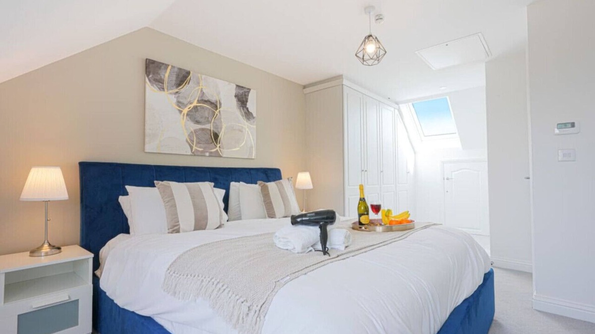 Wavendon House | Wavendon House - Free Parking & WiFi - Sleeps 6