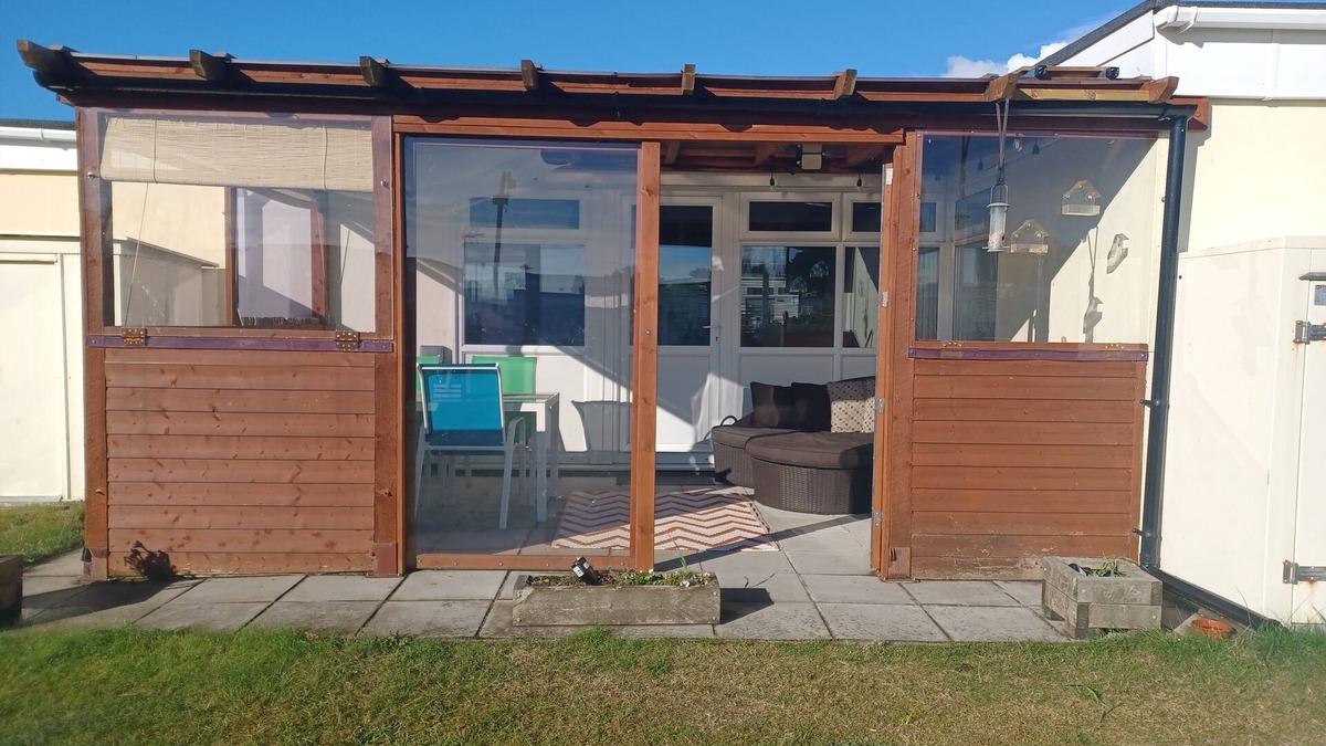 Llansaint Ski Chalet | Waves & Woods Cozy 2-bedroom chalet in enjoyable Kidwelly with WiFi