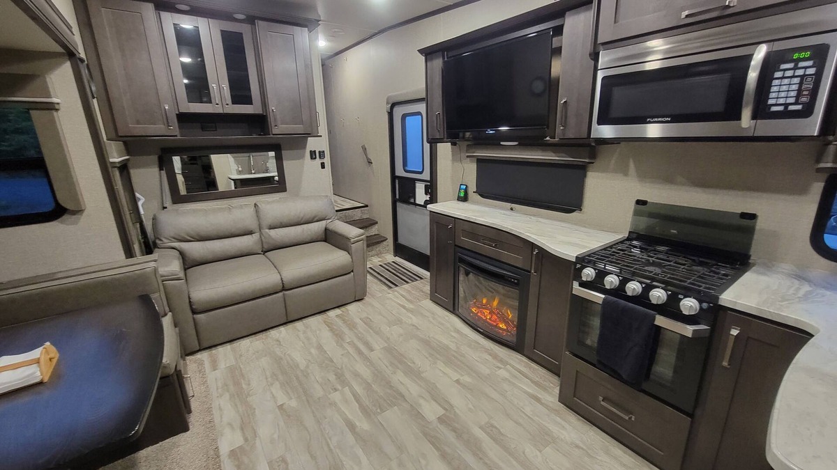 East Hants House | Way better than a Hotel Glamping, quiet rural property, 15mins to the airport.