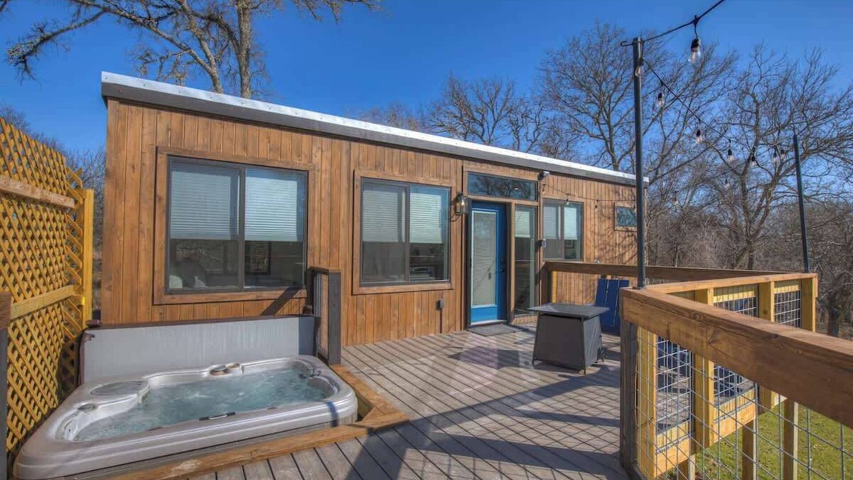 Fredericksburg House | Waylon-Hot Tub and Fire Table!