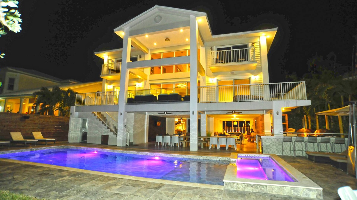 Northeast Miami House | We aim to provide an unforgettable experience with our 5Star waterfront property