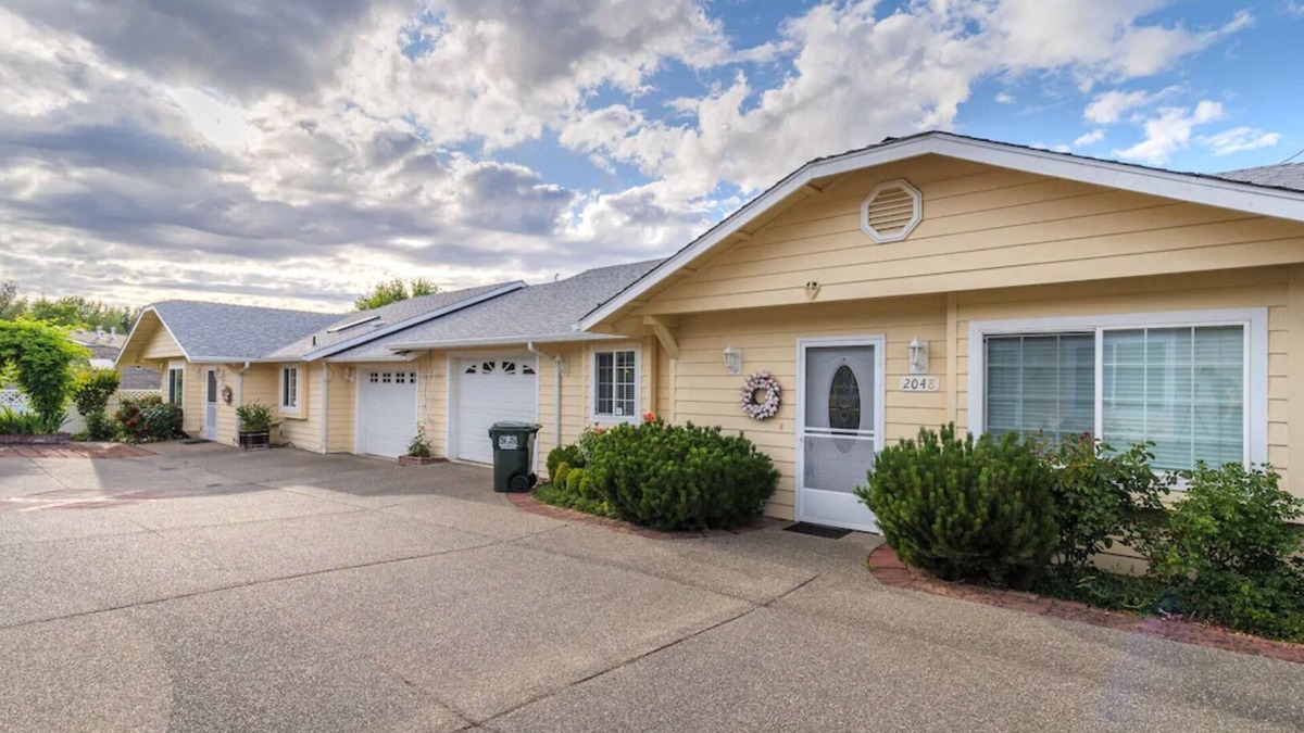 Grants Pass House | WE ARE A CHARMING DUPLEX/2 HOMES 4 BEDROOM 4 BATH/2 GARAGES +EV