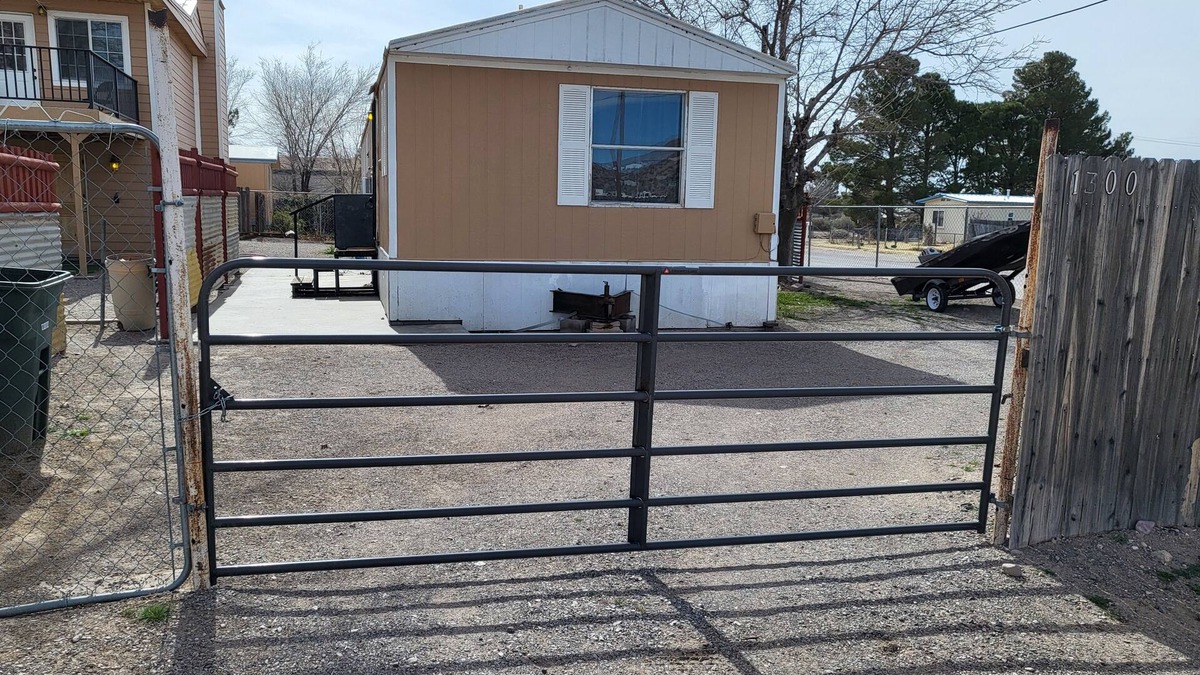 Truth or Consequences House | We are about one and a 1/2 miles from downtown and the hot tubs.