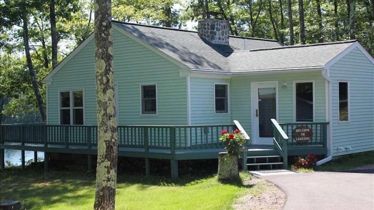 Drummond Cabin | We are that private getaway that you've been looking for on magical Rosa Lake!