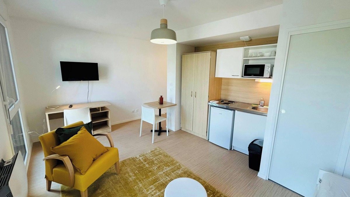 Barbatre Apartment | We Live In R - Suite 302