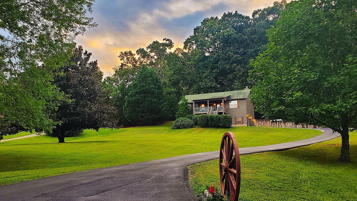 Wears Valley Cabin | WEARS VALLEY Getaway ~ 3/3 ~ EZ Access ~ GameRm ~ VIEWS ~ Firepit/Yard ~ Dogs OK