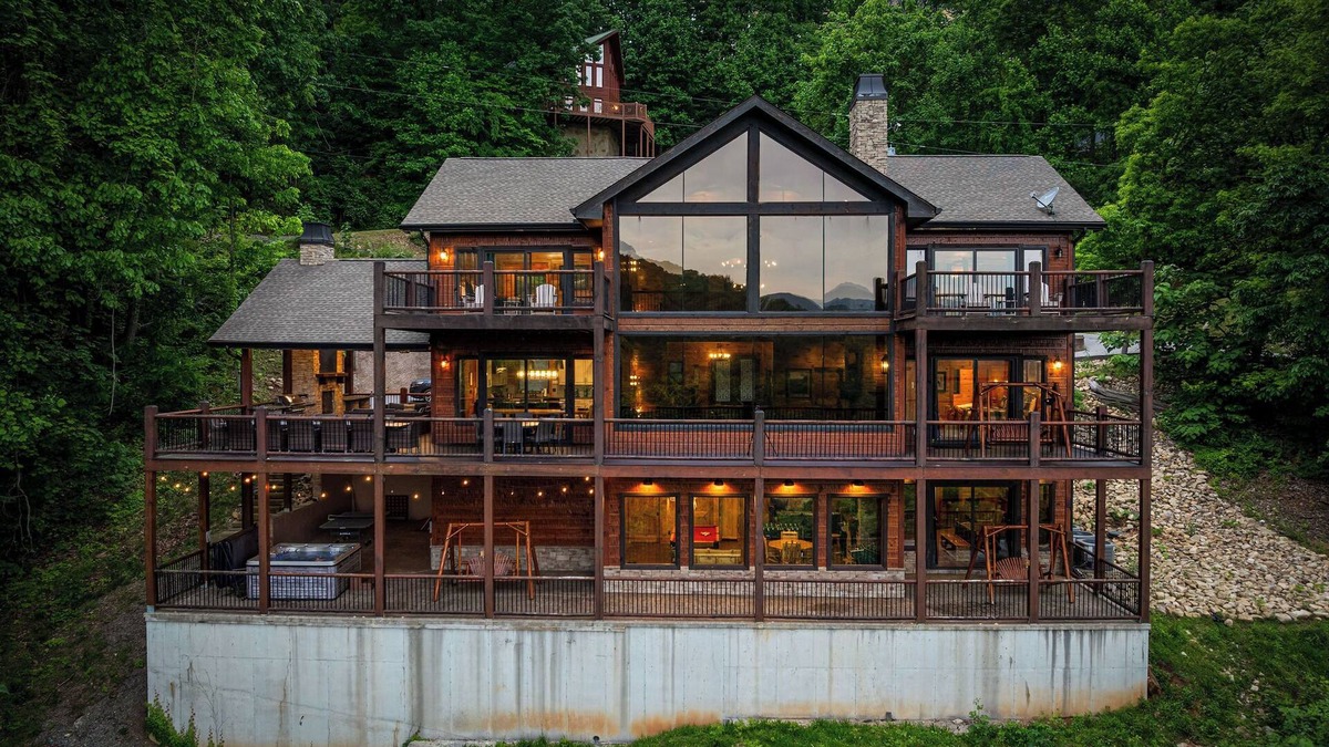 Gatlinburg - Pigeon Forge Cabin | Wears Valley*Mtn Views*Tons of Great Amenities*Gated Resort
