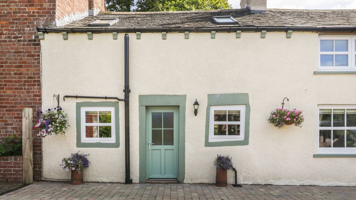 Carlisle Cottage | WEAVERS COTTAGE, pet friendly, with open fire in Burgh By Sands