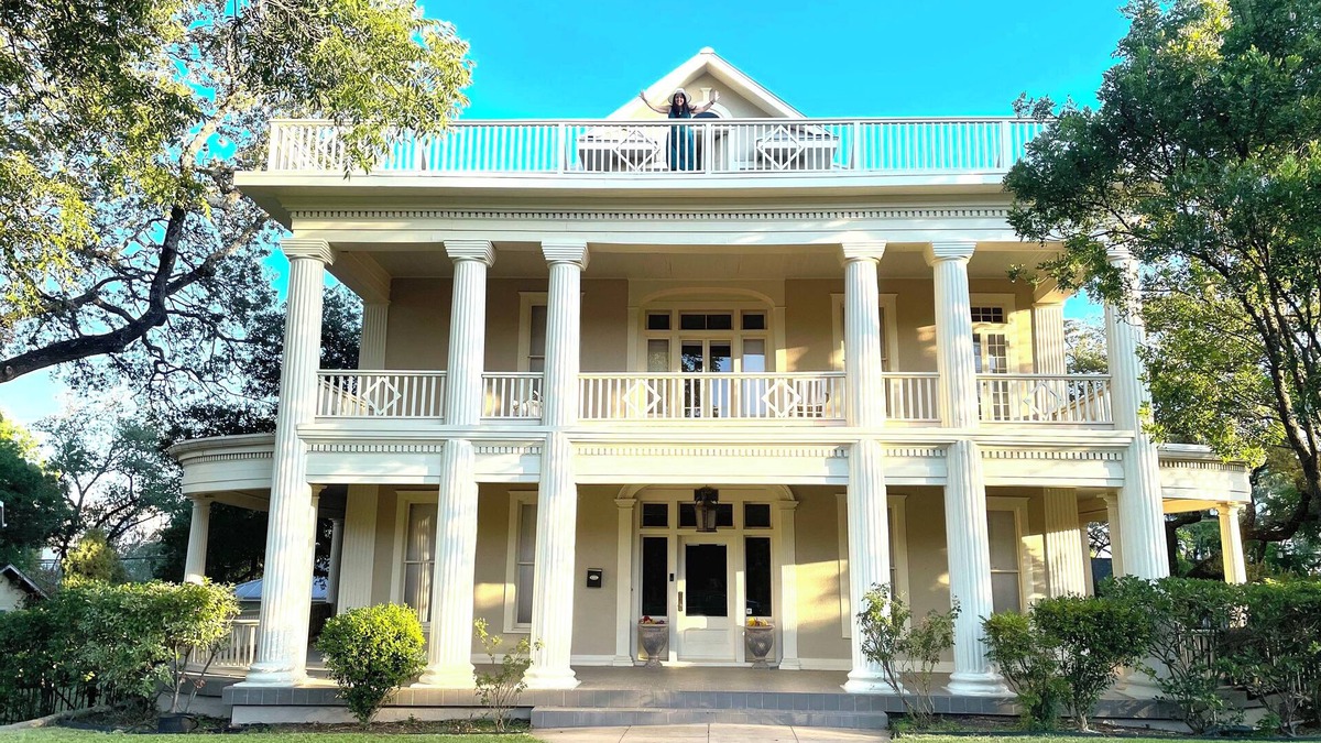 Monte Vista House | 👰🏻🤵🏽Wedding Groups up to 20: 3-Story Mansion near Downtown 2 Balconies 💒