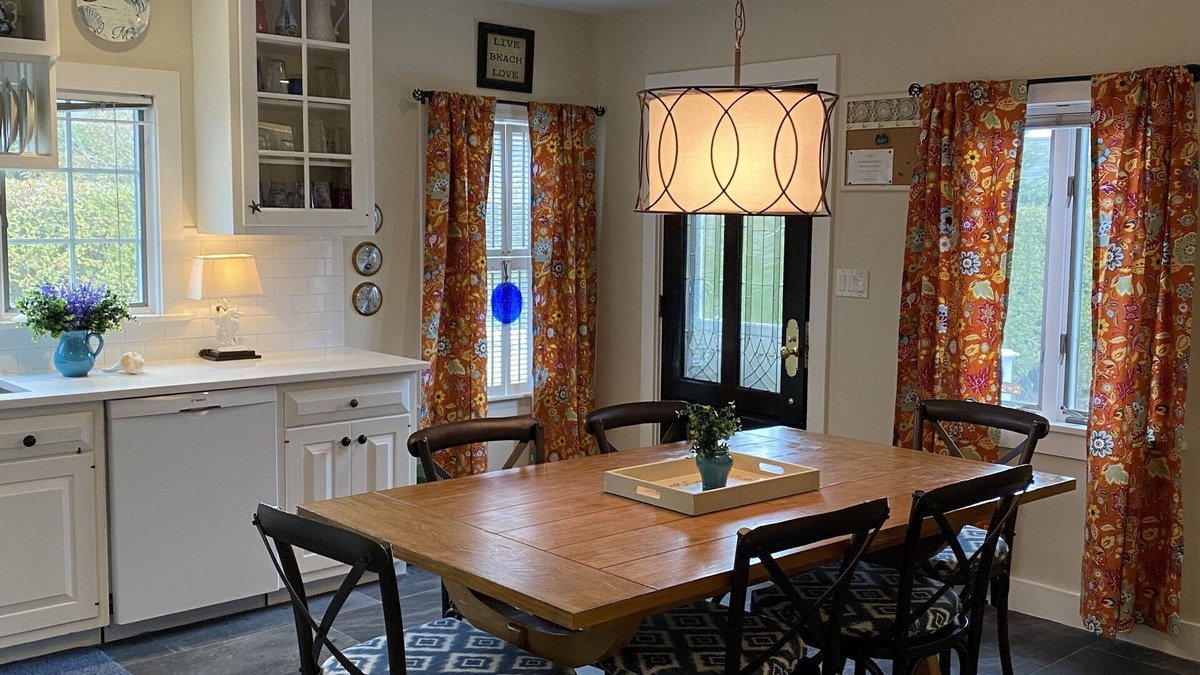 Nantucket Town House | WEDDING PARTY WELCOMED! LARGE PROP. on ORANGE.AC,WiFi,Park. Walk to Main Street