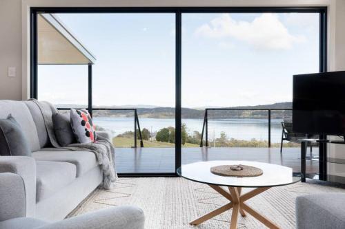 Hillwood House | Wedgetail On The Tamar