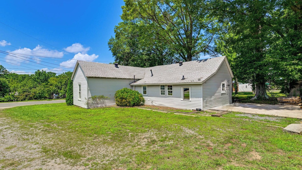 Cornelius Cottage | Weekend Getaway in Cornelius: Walk to Dining!