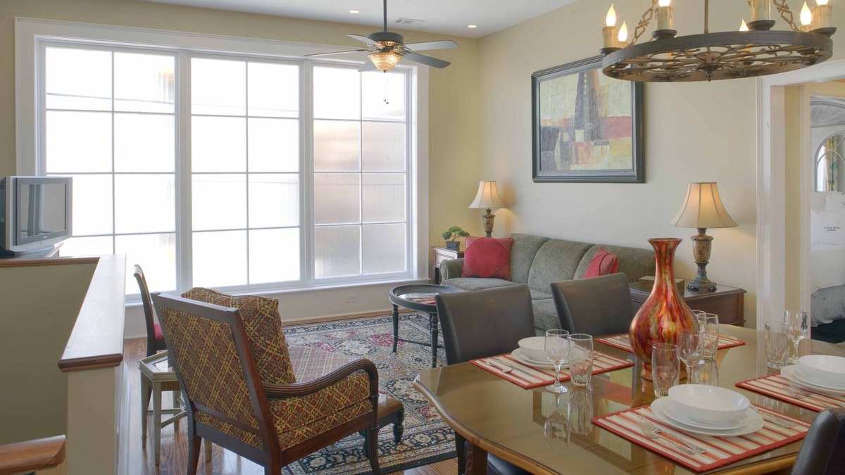 Historic Downtown Savannah Cottage | WEEKNIGHT DISCOUNTS! Chic Carriage House on Monterey Square & Garage Parking
