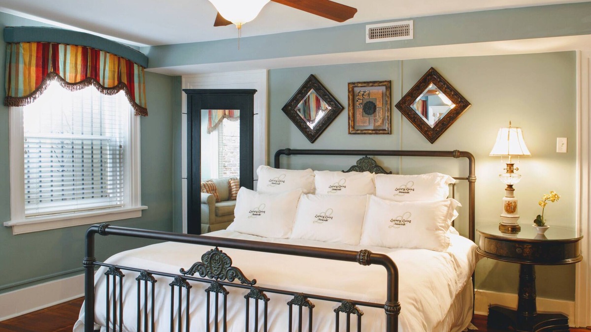 Historic Downtown Savannah Apartment | WEEKNIGHT DISCOUNTS! On Monterey Square, this is Savannah's Premier Address!