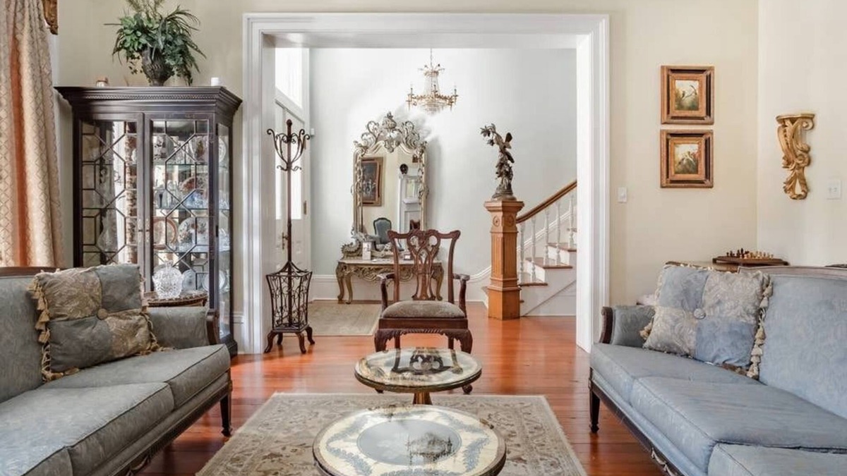 Historic Downtown Savannah House | WEEKNIGHT DISCOUNTS! The Wedding Cake Mansion allows Large Groups & Families!