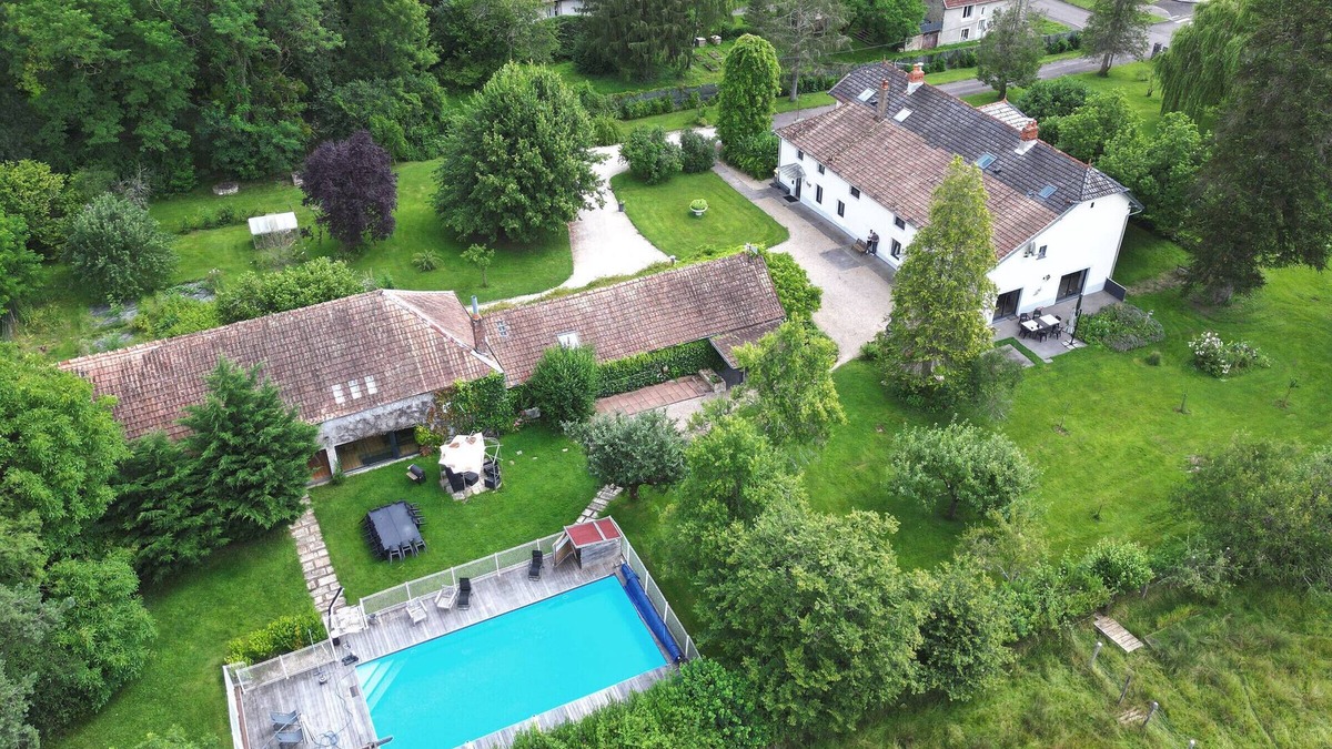Fretigney-et-Velloreille Cottage | Welcoming lodge perfect for hikers with pets allowed