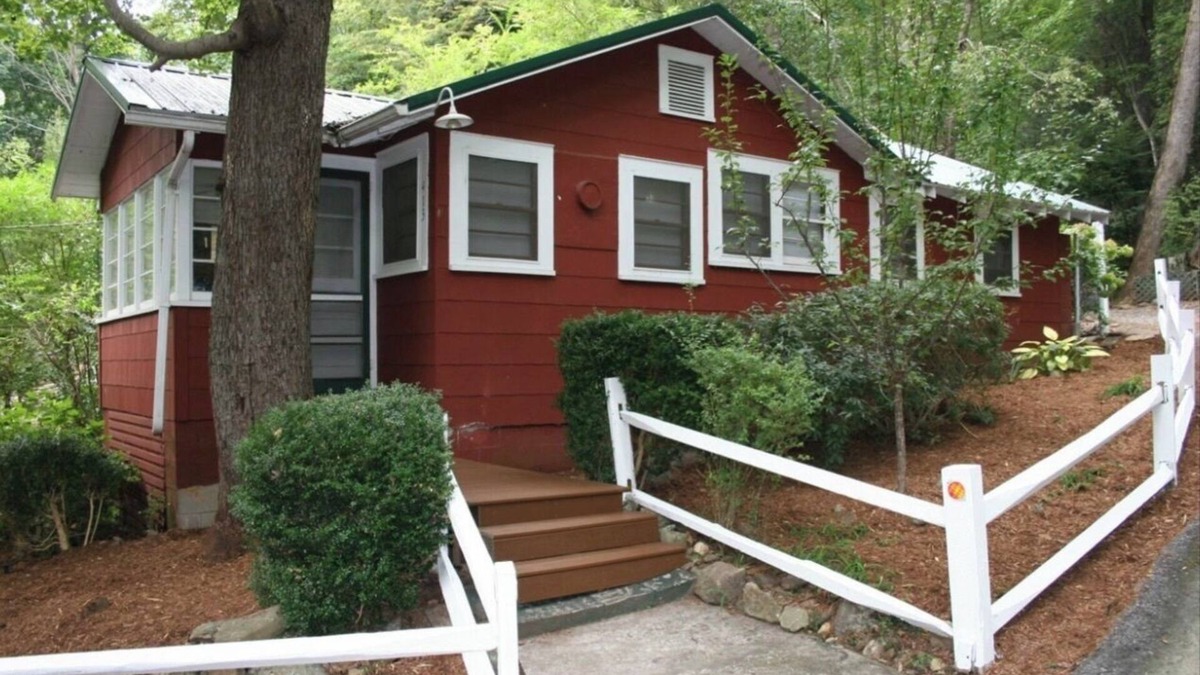 Chimney Rock Cabin | Welcome Back! Cozy Cabin in Chimney Rock! Short walk to town!