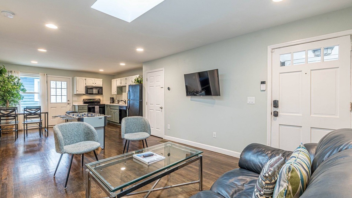 West End House | Welcome Home! 2BR with Driveway