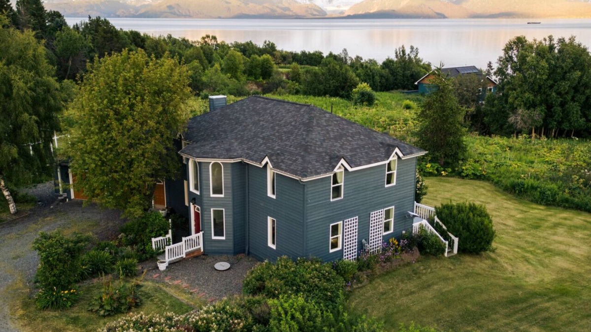 Kachemak House | Welcome to Benchwarmer's Bliss!