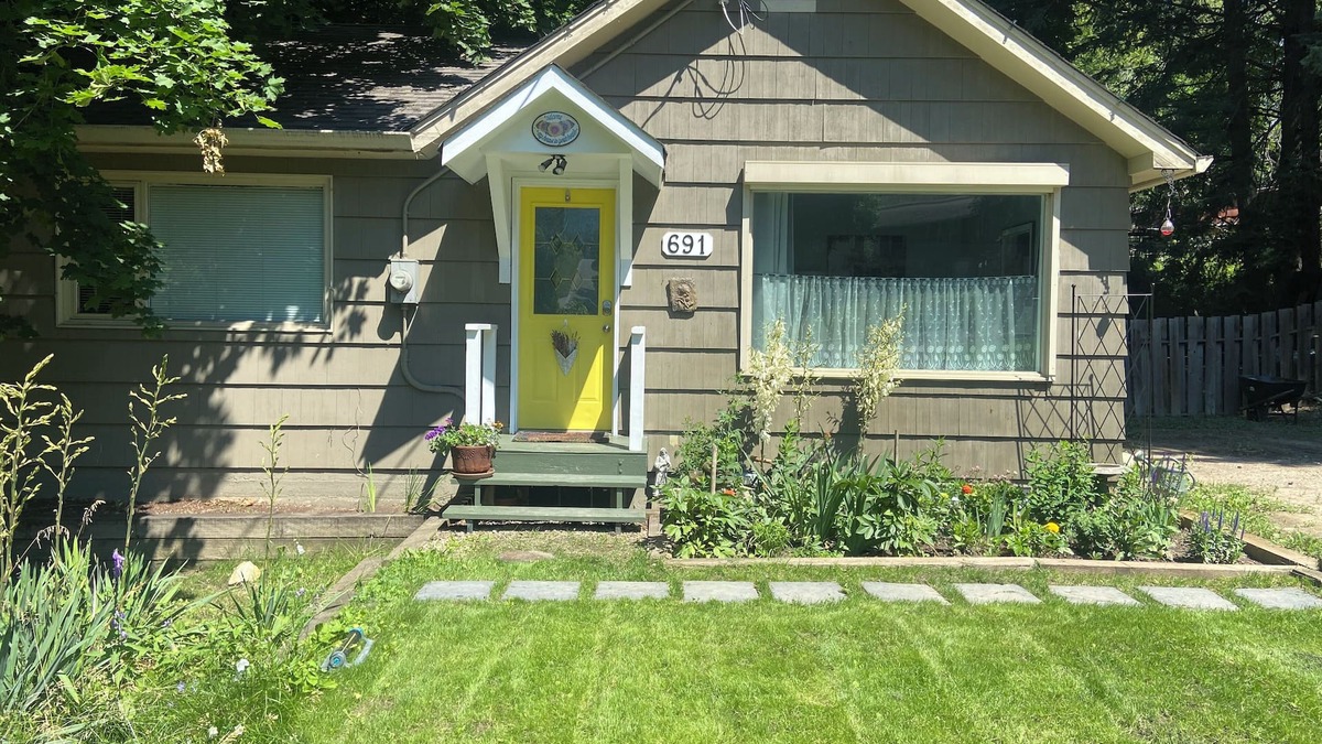 Salmon Arm Cottage | Welcome to Emme Browns Cottage!