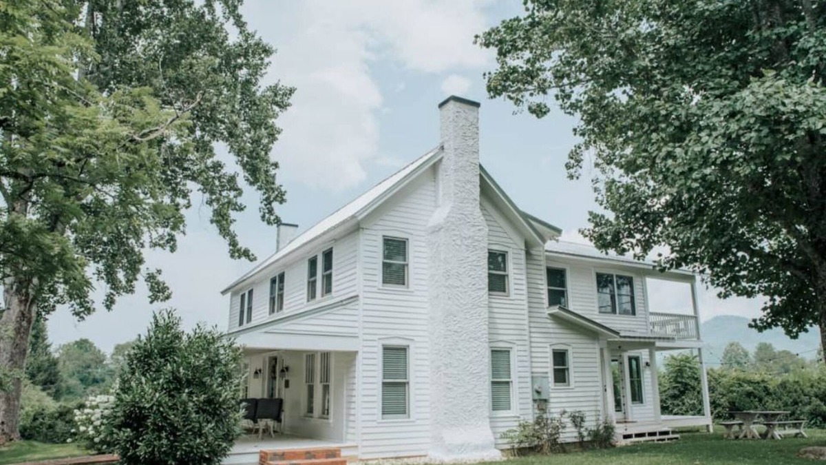 Dillard House | Welcome to Farmhouse on Boxwood! Enjoy fun summer activities each day and night!