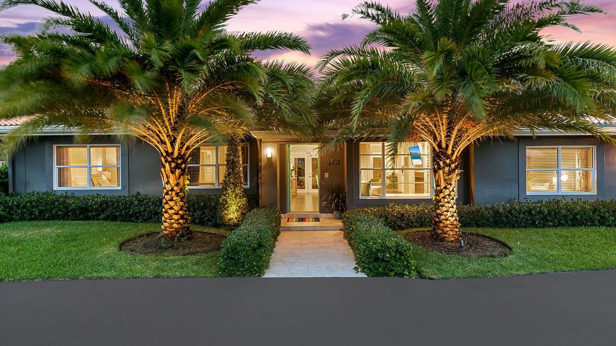 South Corals House | Welcome to Happy Daze, A Centrally Located Tropical Pool Home!