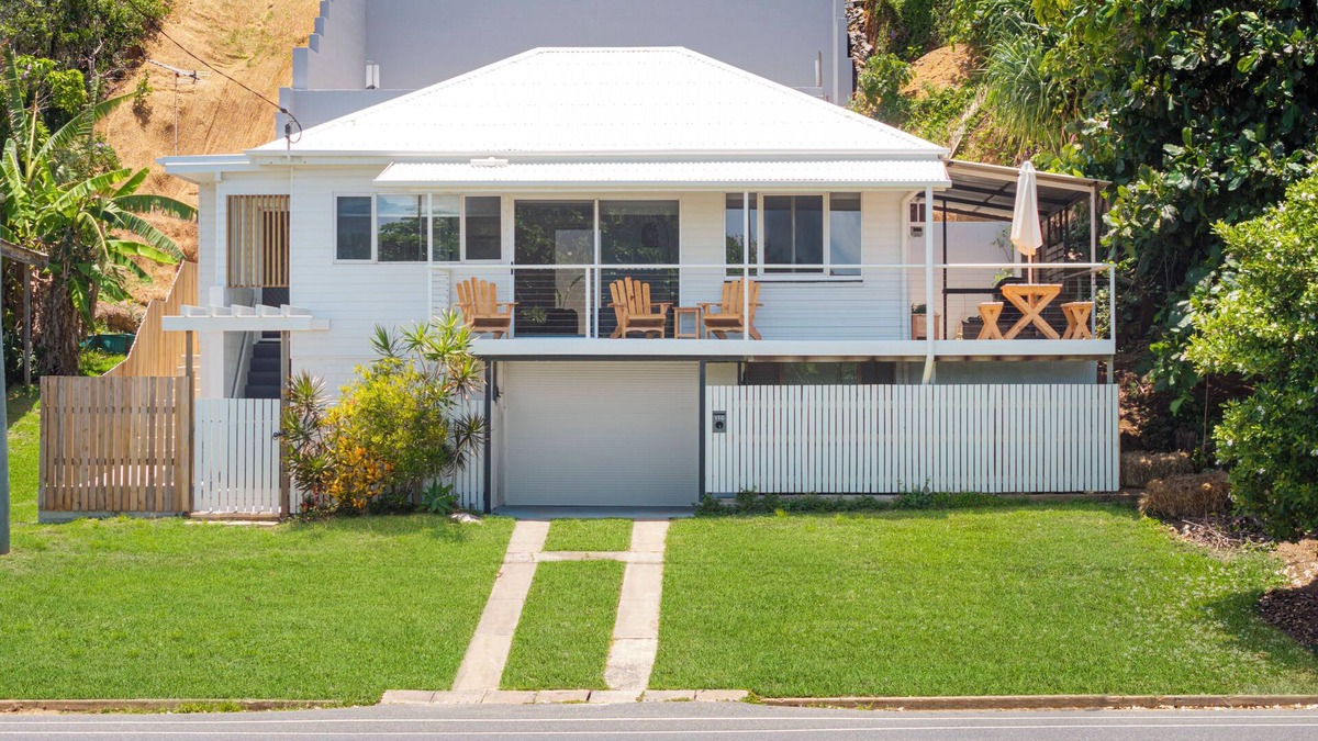 Meikleville Hill House | Welcome to Keppel View, your ultimate beachside retreat!