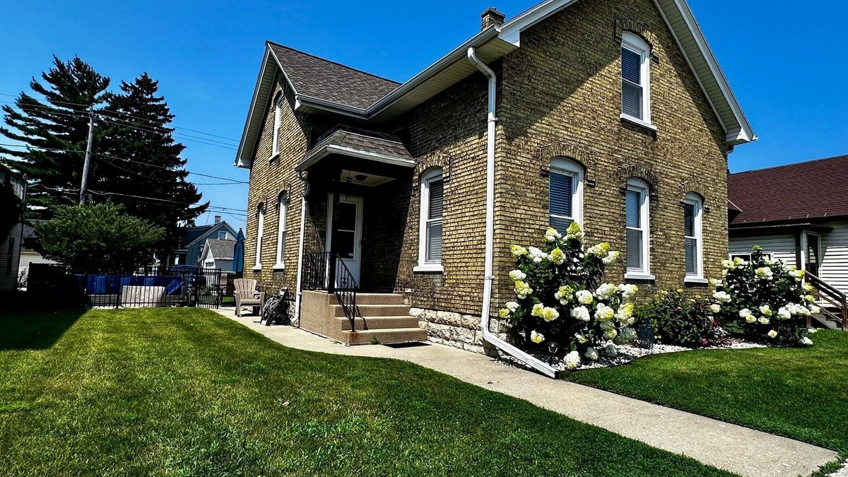 Racine House | Welcome to Lake Michigan Dreamscape - Ideal Getaway and Work-From-Home Retreat!