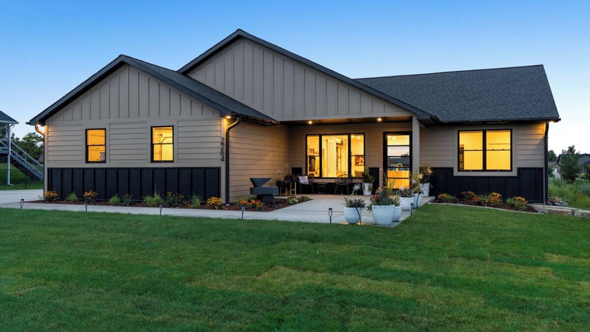 Billings House | Welcome to Lucky 13 Luxurious, private escape on Lake Hills Golf Course.