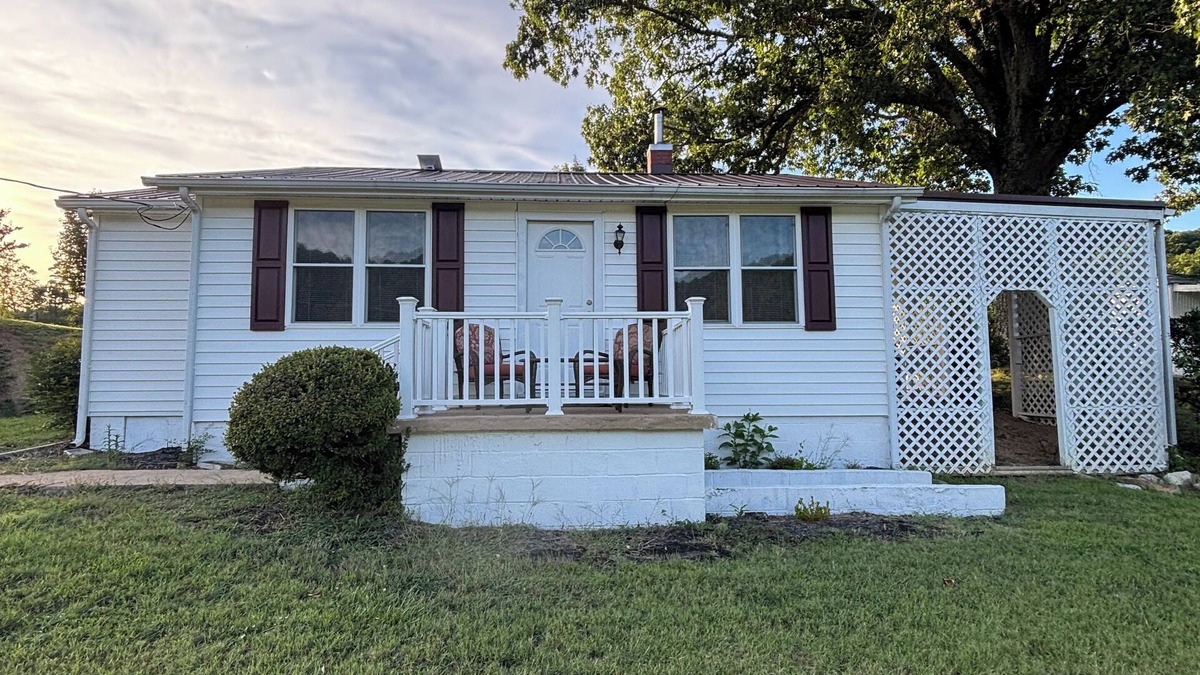 Lynn Garden House | Welcome to Mini Meadows, a cozy two bedroom home in the country