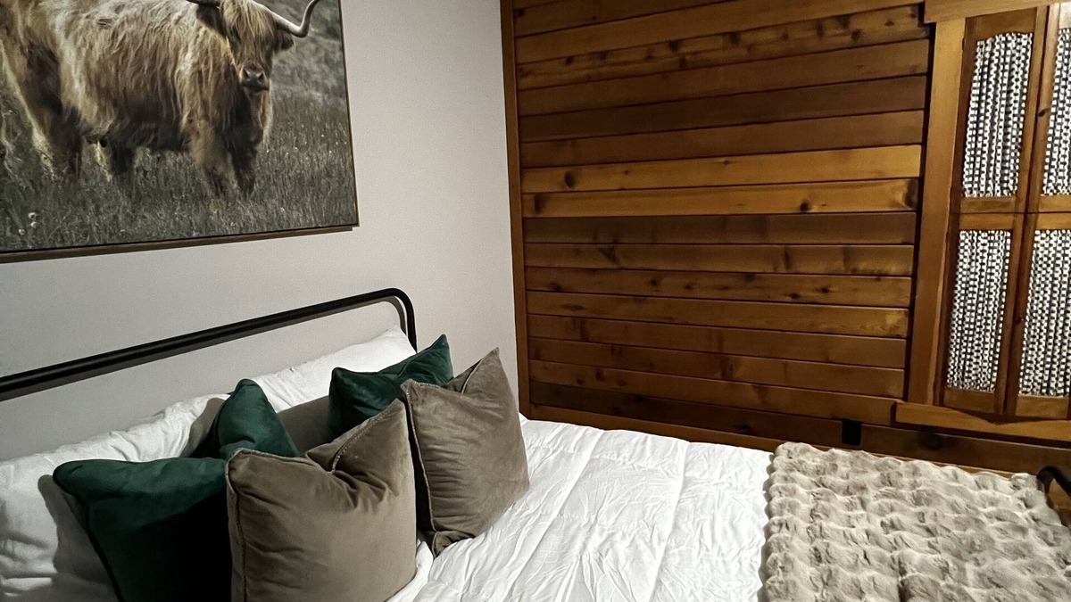 Mount Plymouth Cabin | Welcome To Orlando's Chic Cabin! KING BED, FIREPLACE, SAUNA, HOT TUB, GAMES