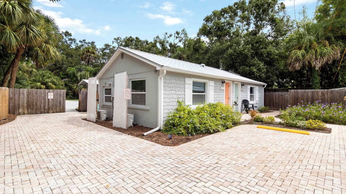 Ridge Wood Heights Cottage | Welcome to our cottages 1 mile from the Gorgeous White Siesta Key Beach