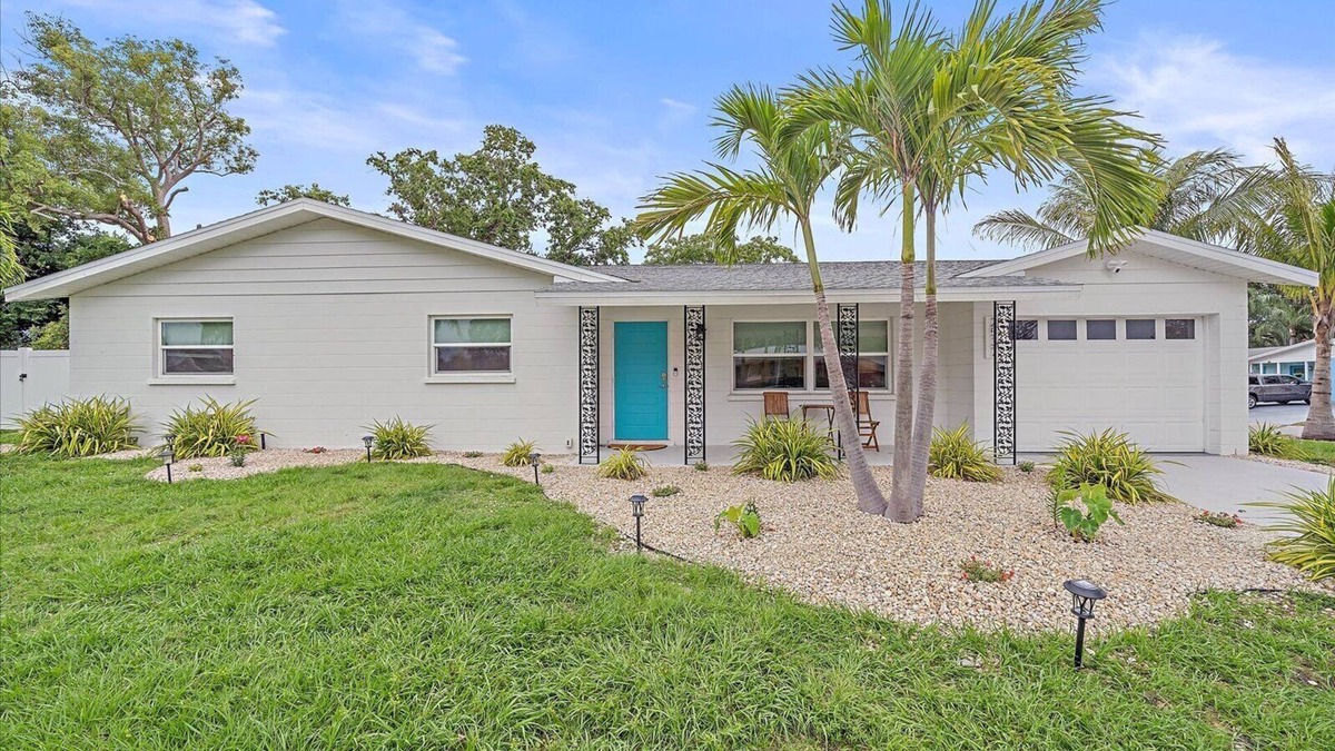 Sarasota House | Welcome to Palm Paradise! A Serene and private 3-bedroom home close to beach!