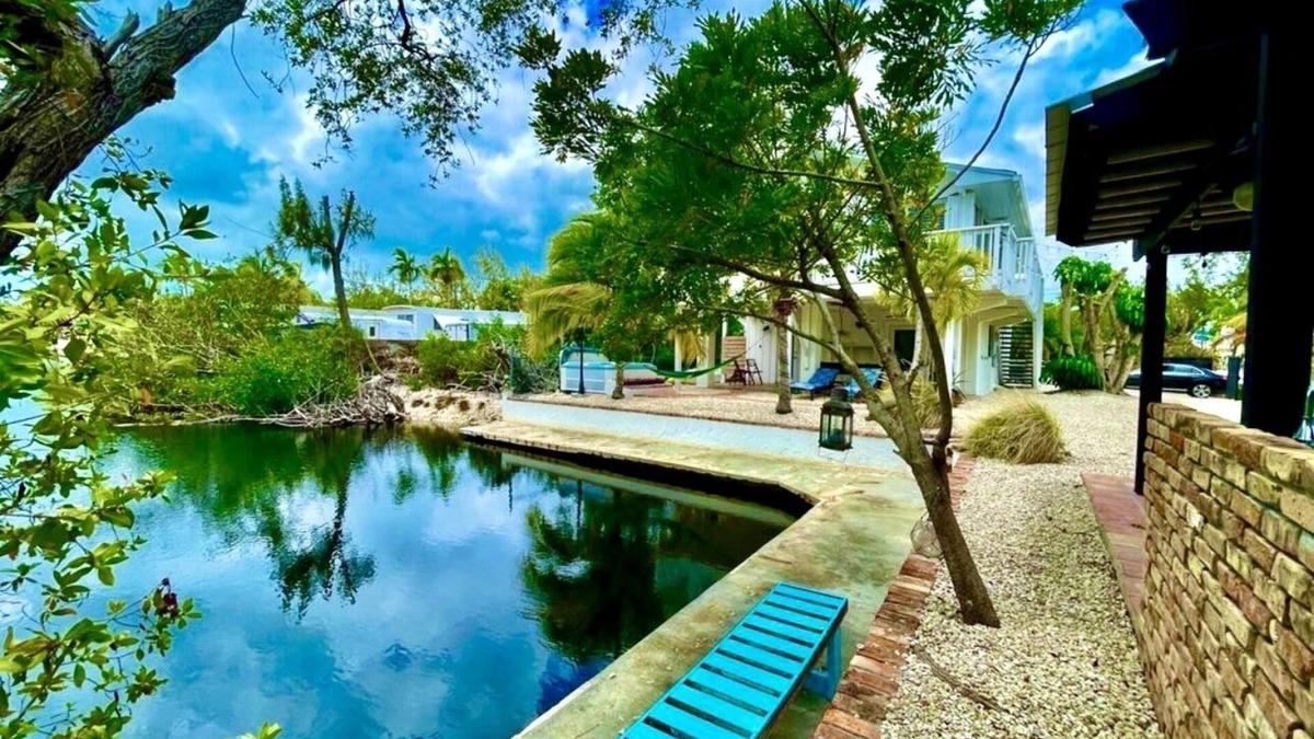 Twin Lakes House | Welcome to Paradise/Waterfront Retreat/Jacuzzi Outdoor kitchen & Entertainment