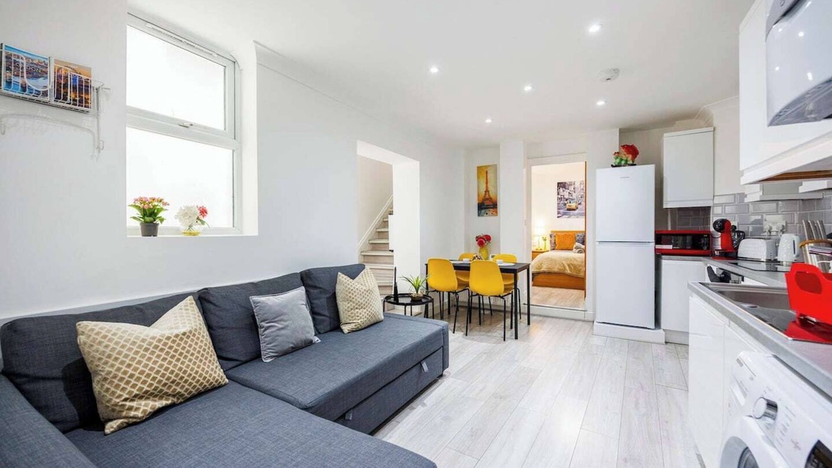 West Kensington Apartment | Welcome to Plotseeker's Stylish 3BR/3BA Retreat West Kensington Gem A