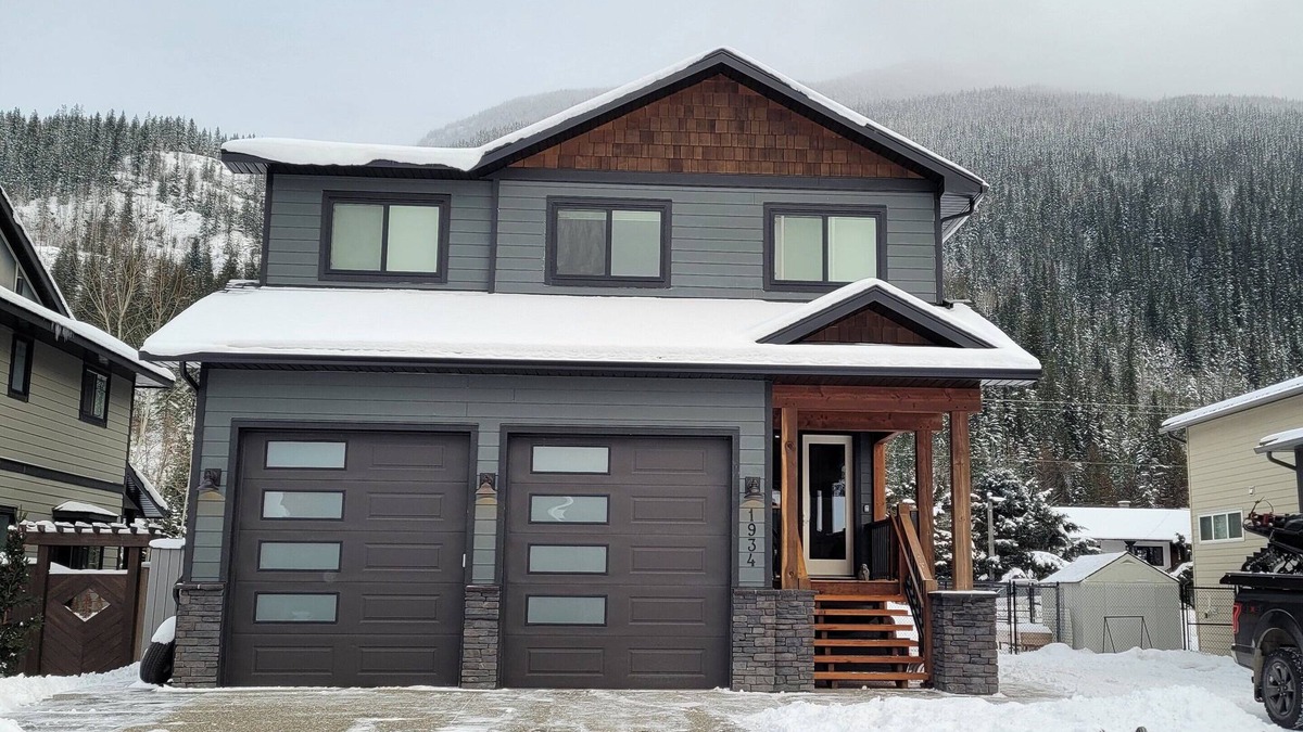 Revelstoke House | Welcome to The Aspen Chalet! A modern and cozy retreat at the base of RMR.