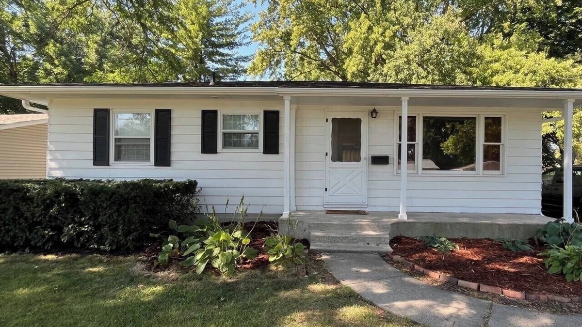 Ames House | Welcome to the Central Hearth! Spacious 3 bd 2 bath. Centrally located Sleeps 8!