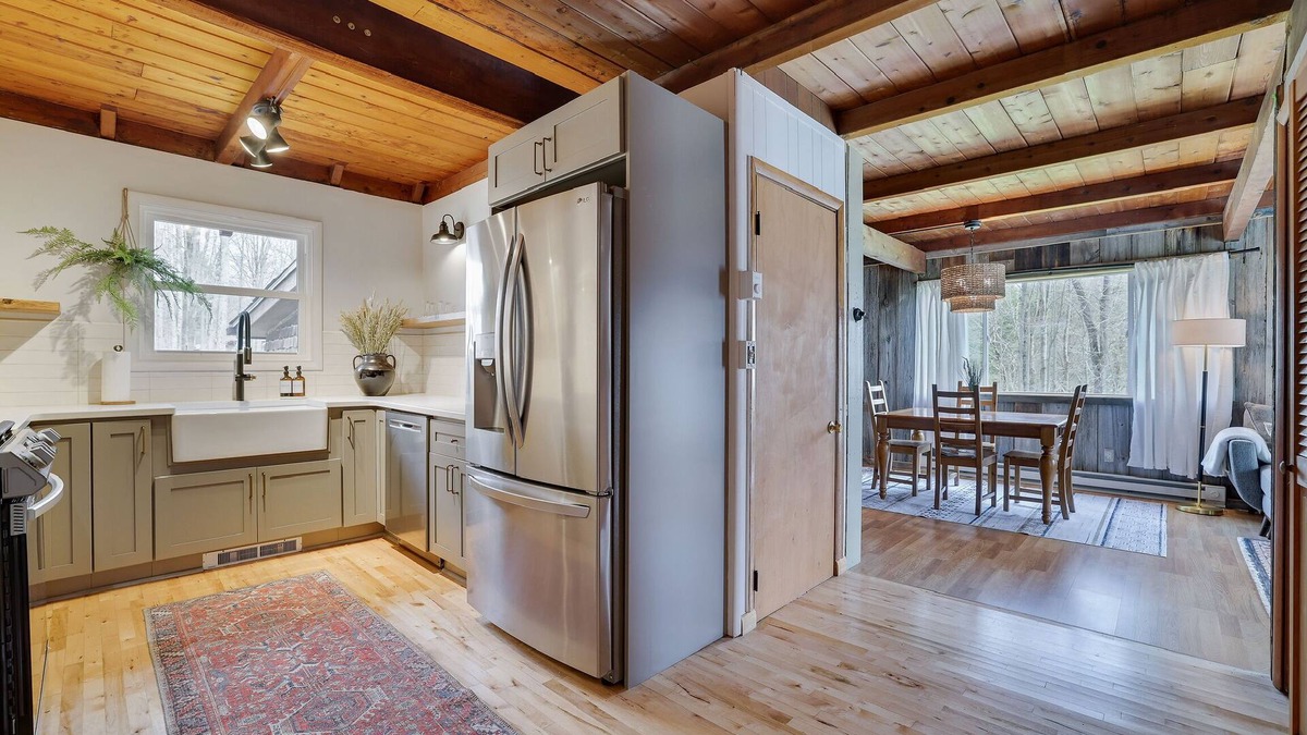 Greentown Cabin | Welcome to the Hazelwood! The most family-friendly cabin in Greentown!