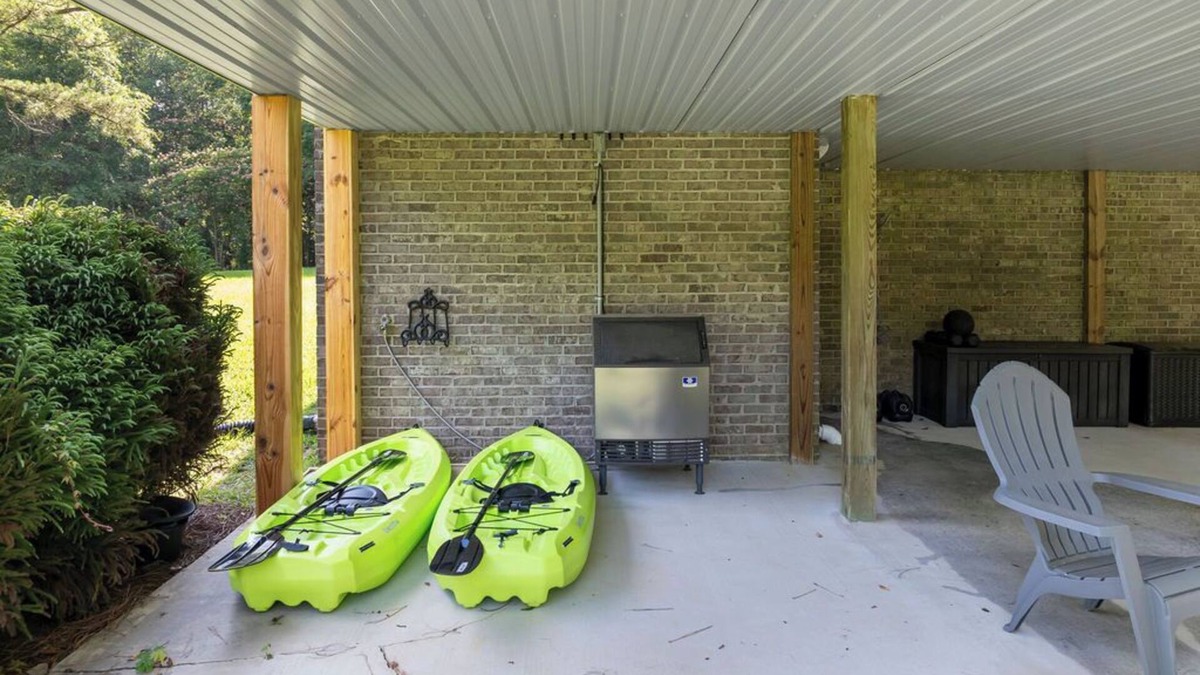 Double Springs House | Welcome to The Lazy Buoy, a peaceful getaway nestled on the shores of Smith Lake