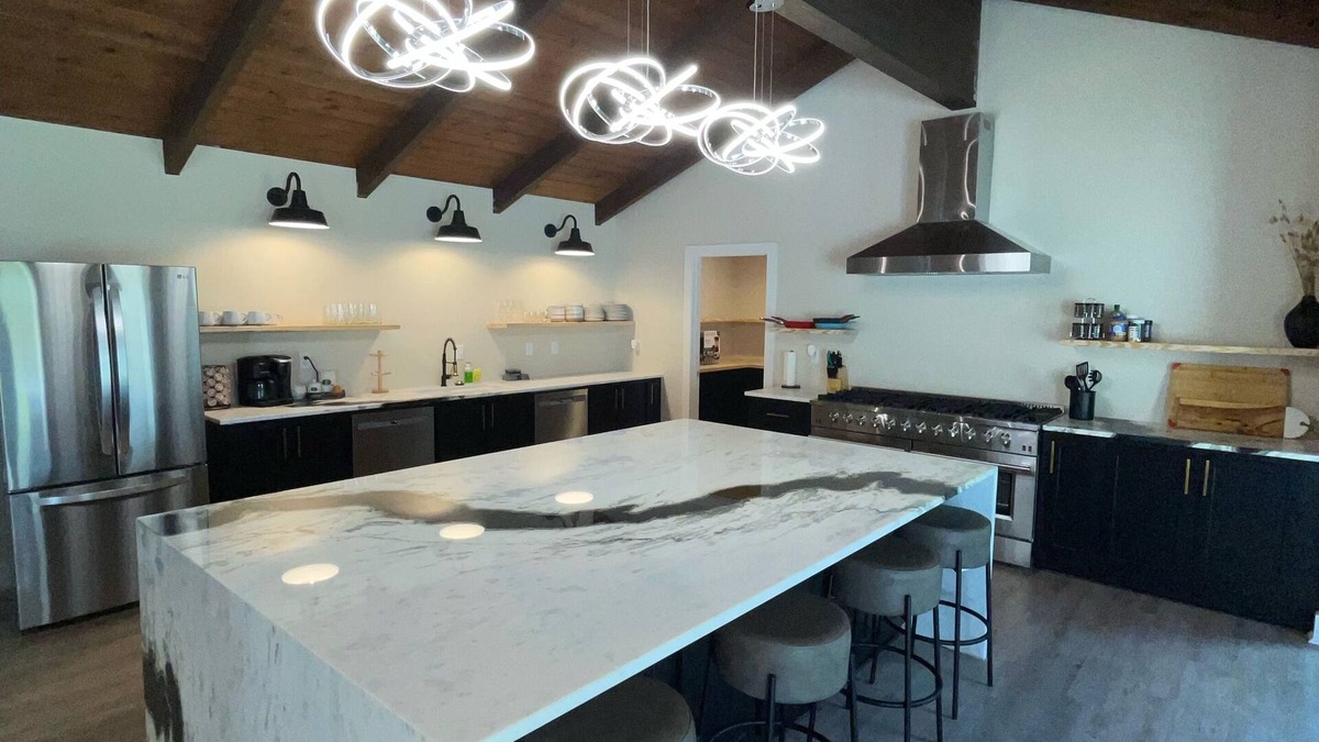 Oxford House | Welcome to the Sip! 7 bed 9 bath party house. Create your own grove party!