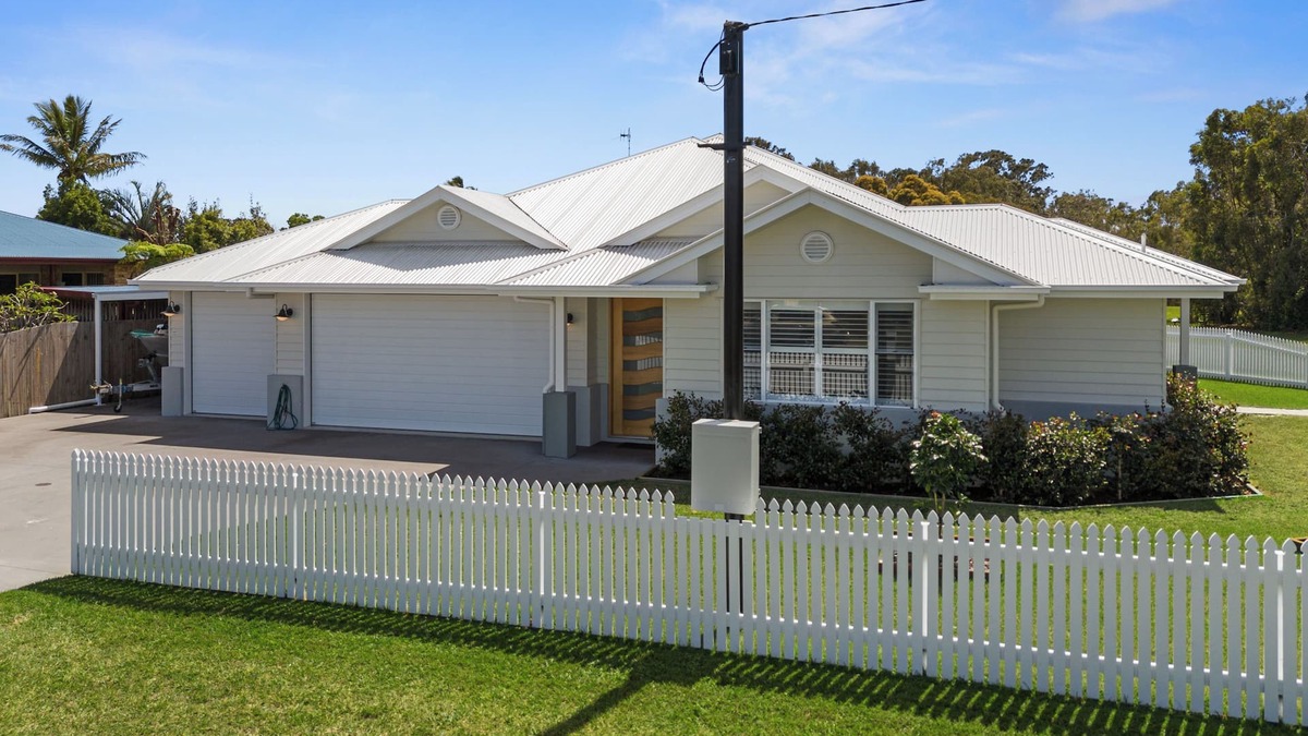 Tin Can Bay House | Welcome to "The White House"
