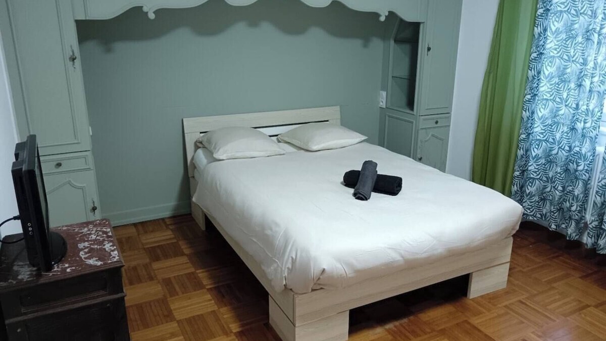 Carhaix-Plouguer House | Welcome to this charming room located at 32 avenue Victor Hugo.