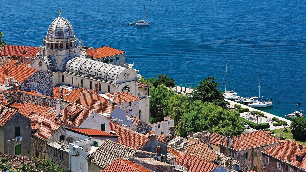 Drnis House | Welcome to this charming and traditional holiday home with pool in a delightful landscape.