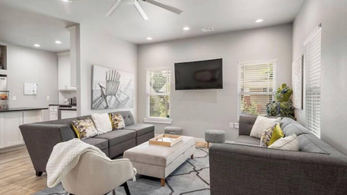 Tulsa House | Welcome to this magnificent 5-bedroom home
