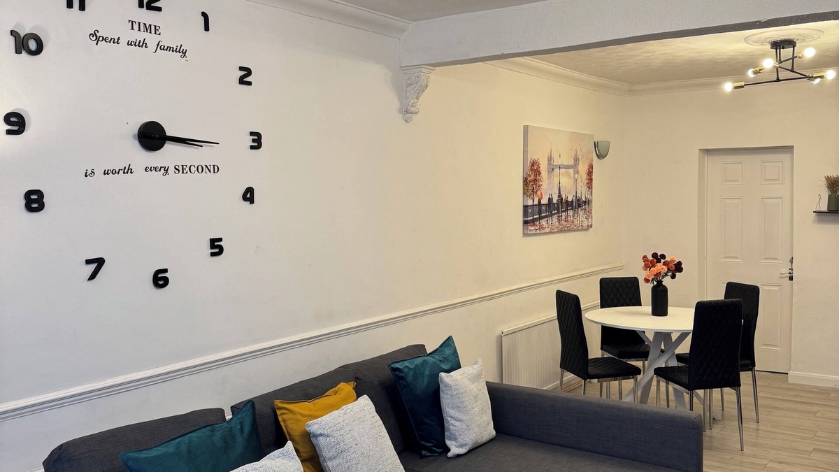 Valence House | Welcome to this newly renovated cozy & charming home in Dagenham, East London