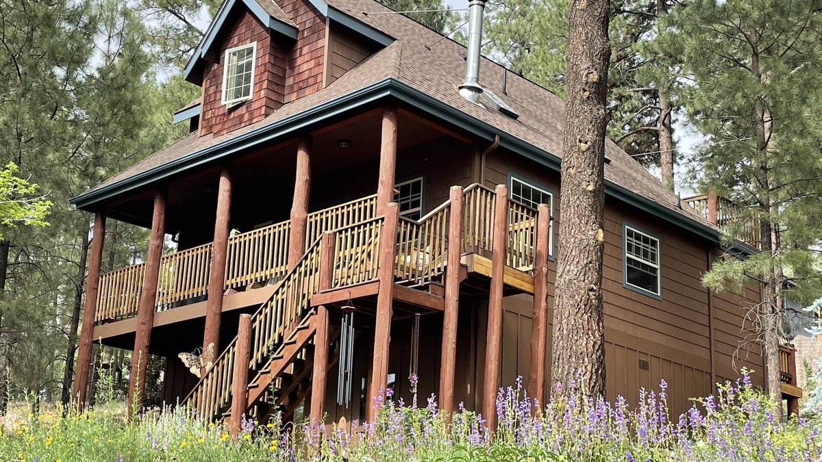 Mountainaire Cabin | Welcome to Treehouse Cabin in the Pines. The forest is calling, adventure awaits